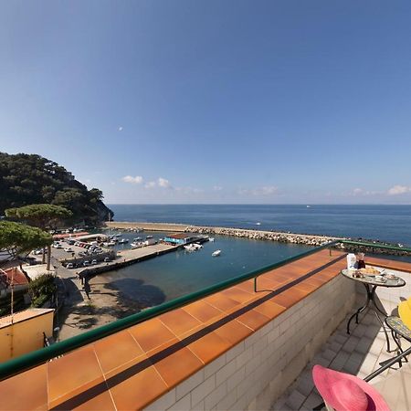 Relais Del Mare Con Terrazza Fronte Mare Free Parking Apartment Massa Lubrense Exterior photo